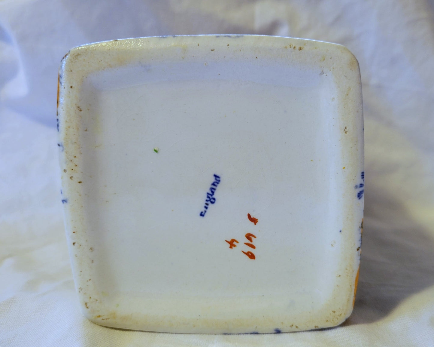 Antique porcelain jar, Imari style, made by Ridgway in England, circa 1900. Bottom view.