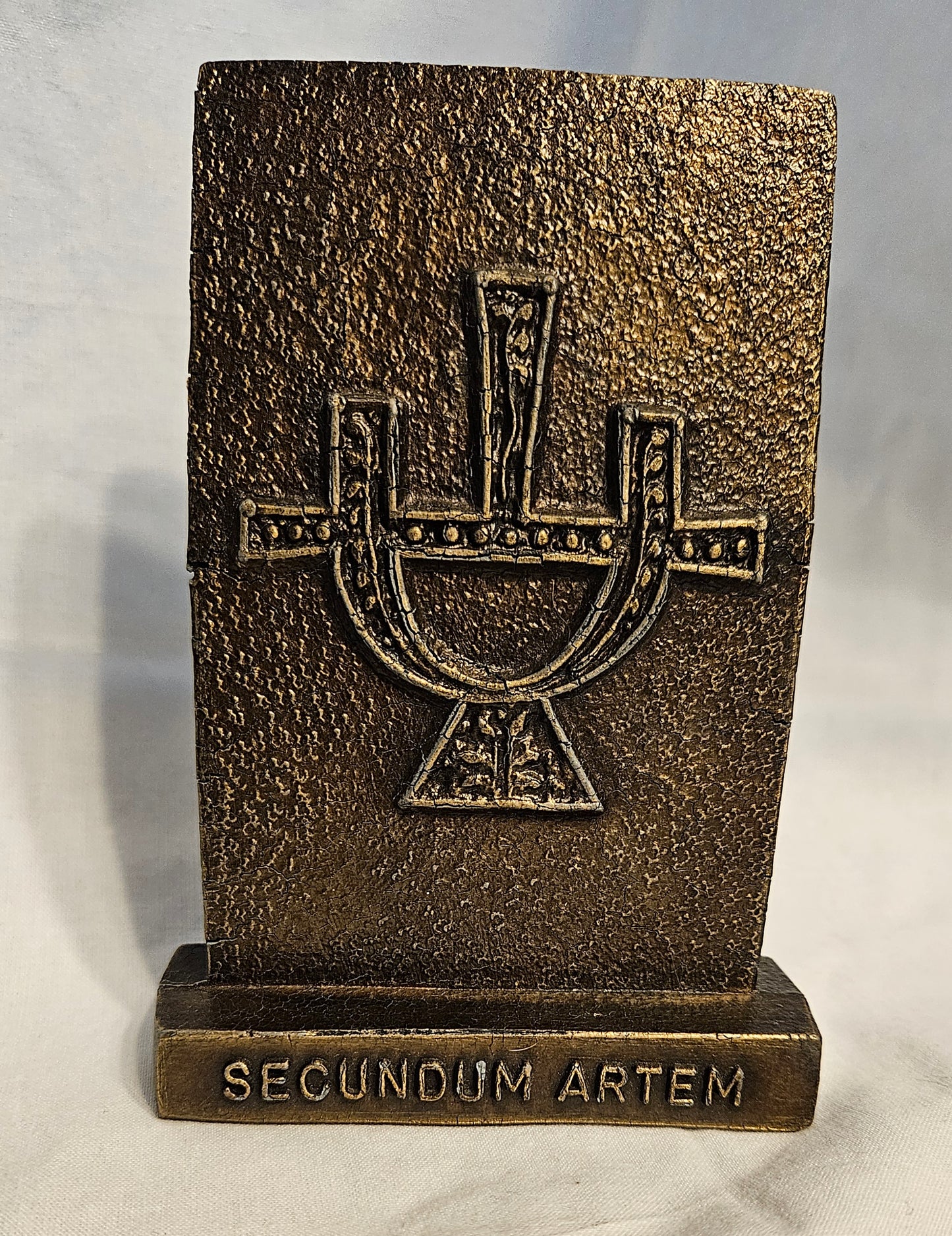 apothecary medical brass paperweight with vinegar symbol on it and "secundum artem" front view