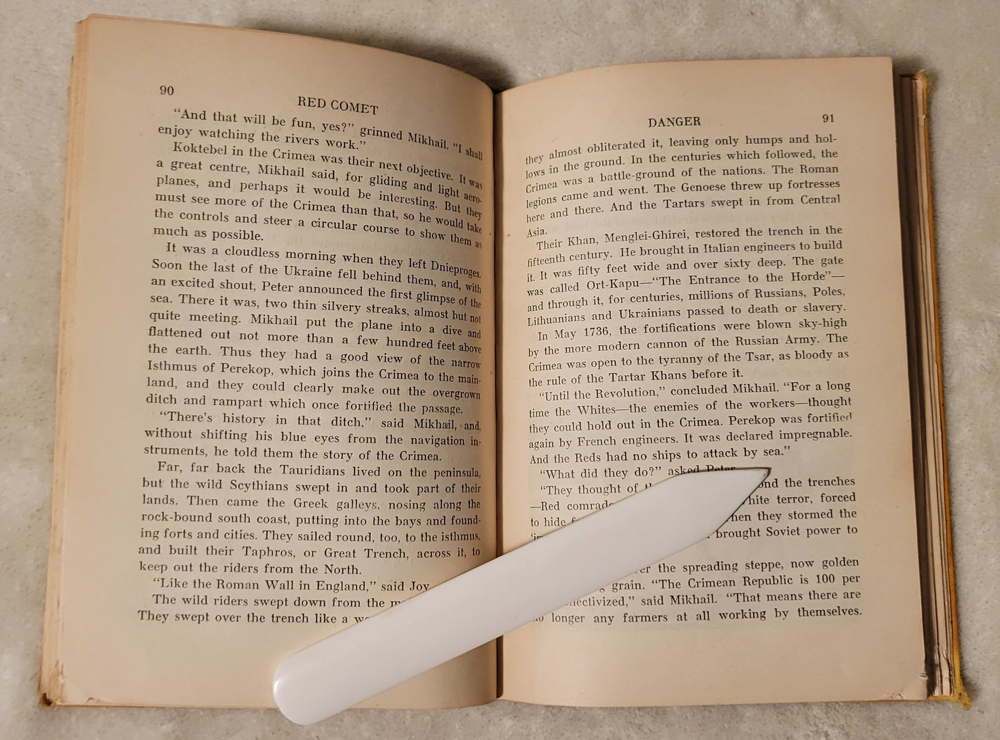 Vintage book for sale from the USSR, “Red Comet: A Tale of Travel in the USSR" written by British author Geoffrey Trease, published by International Publishers, 1937. View of pages 90 and 91.