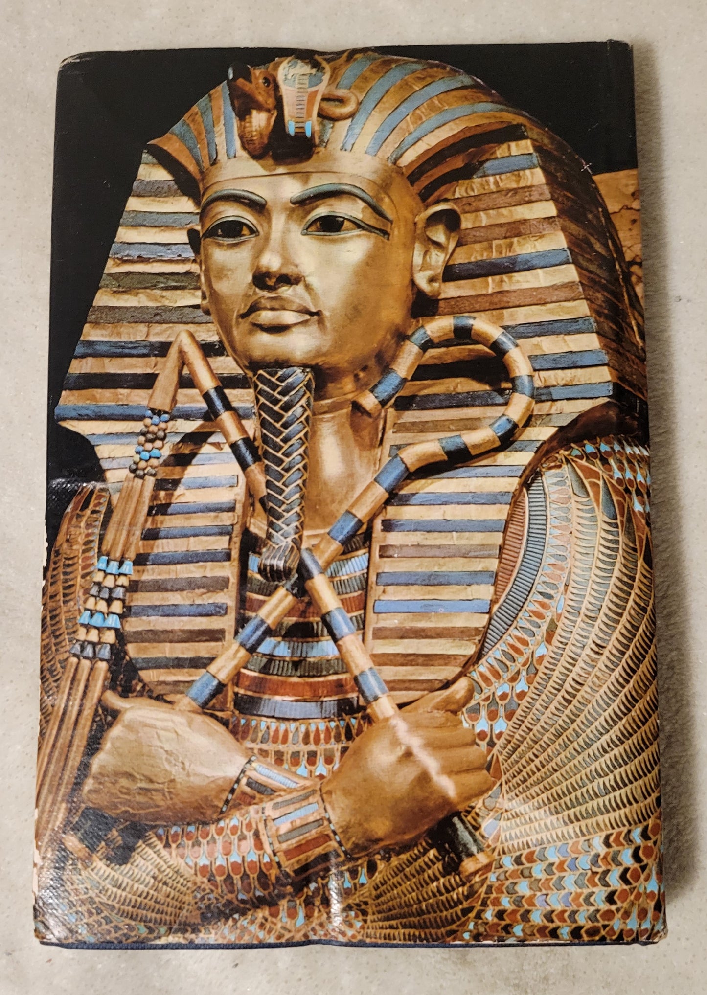 Used book for sale "Tutankhamen: Life and Death of a Pharaoh" by Christiane Deroches-Noblecourt, 1967 World Books edition. Back cover.