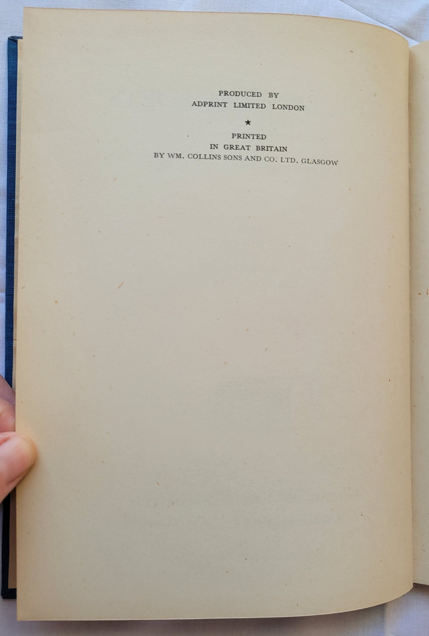 Vintage book for sale "The English Poets" by Lord David Cecil, published by Hastings House, 1940. Copyright info.