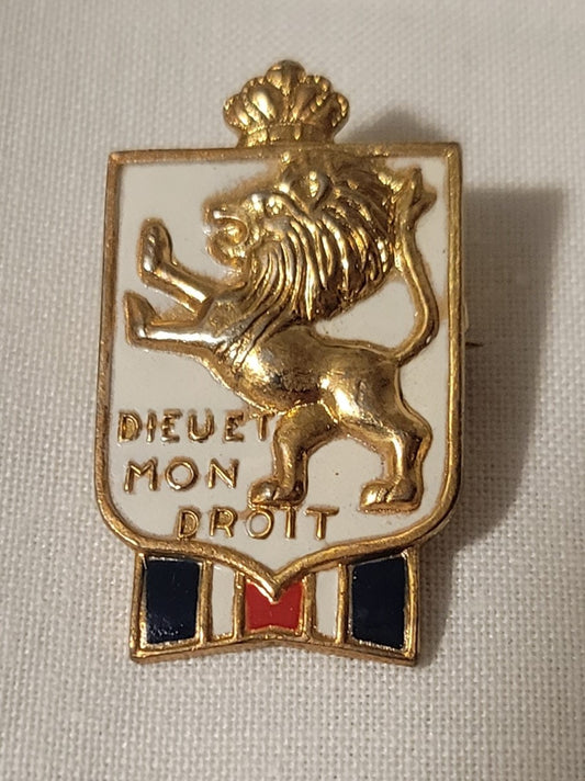 Vintage curio pin with gold lion on white background and French flag colorsbelow. "Dieu et Mon Droit" is French for "God and my right" and it is the motto of the British monarchy. Produced by Accessocraft as a fundraiser for the British war effort during World War II. View of front.