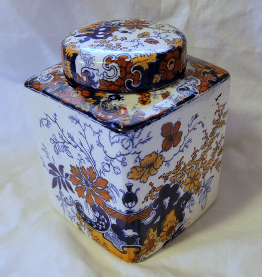 Antique porcelain jar, Imari style, made by Ridgway in England, circa 1900. Corner view 1.