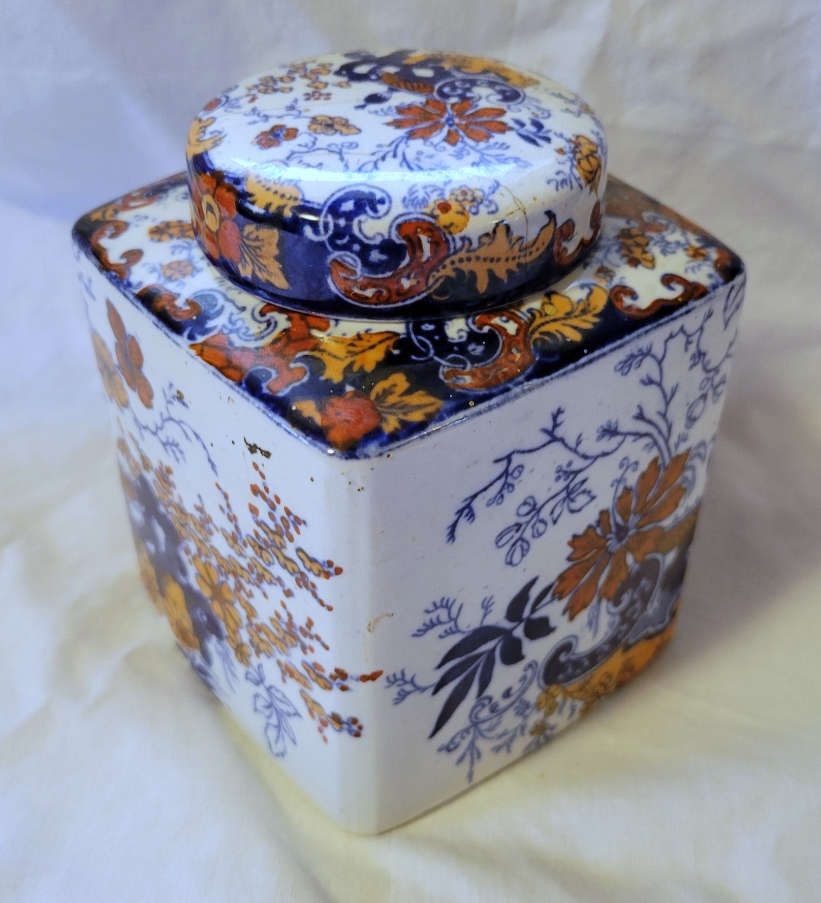 Antique porcelain jar, Imari style, made by Ridgway in England, circa 1900. Corner view 2.