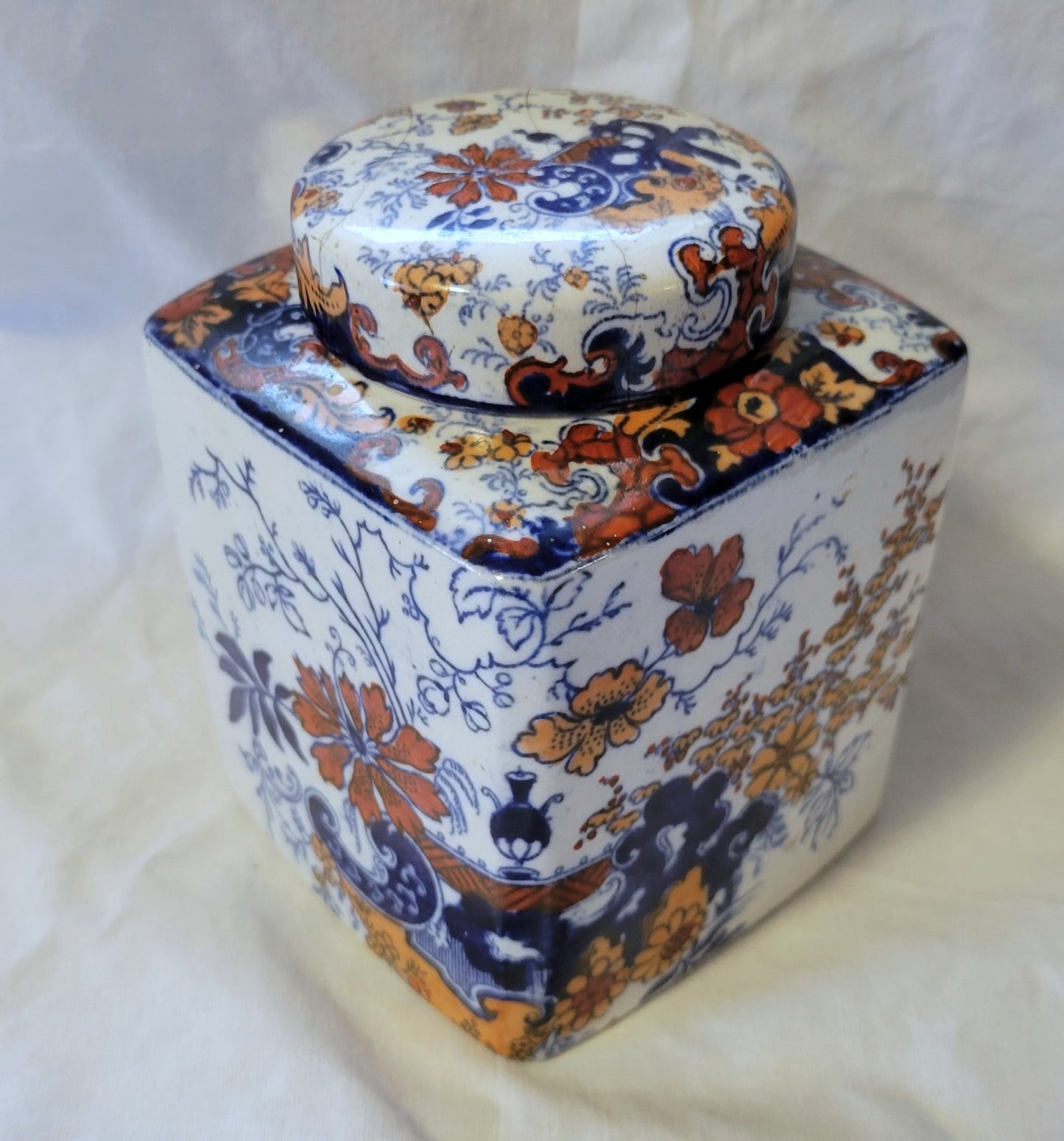 Antique porcelain jar, Imari style, made by Ridgway in England, circa 1900. Corner view 3.