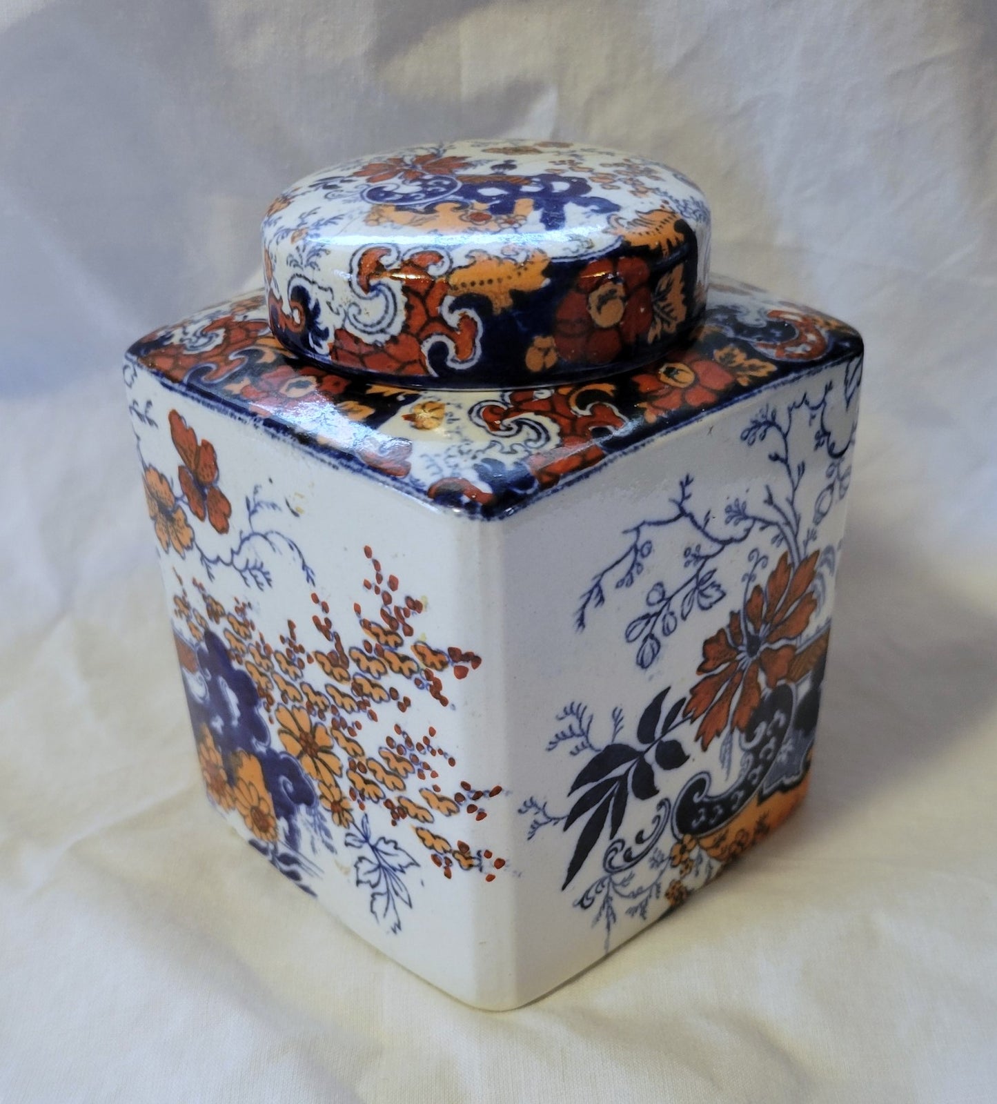 Antique porcelain jar, Imari style, made by Ridgway in England, circa 1900. Corner view 4.