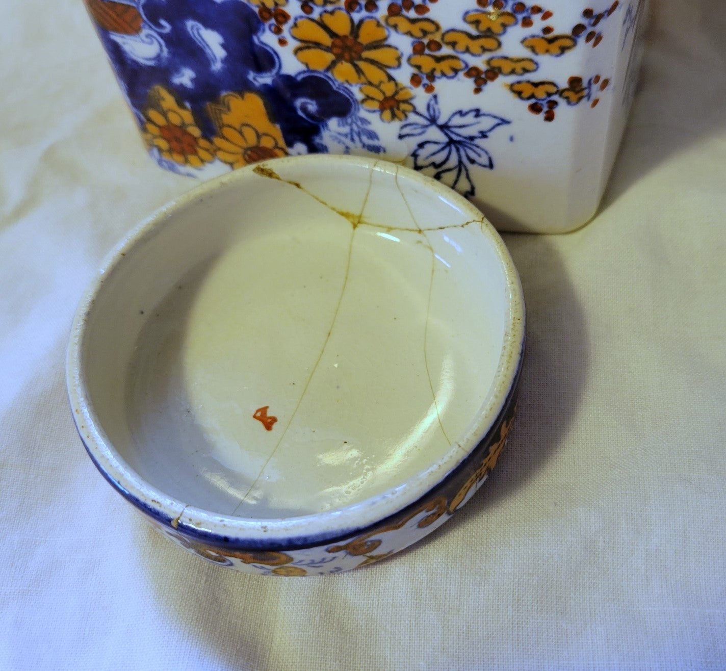 Antique porcelain jar, Imari style, made by Ridgway in England, circa 1900. View of lid.